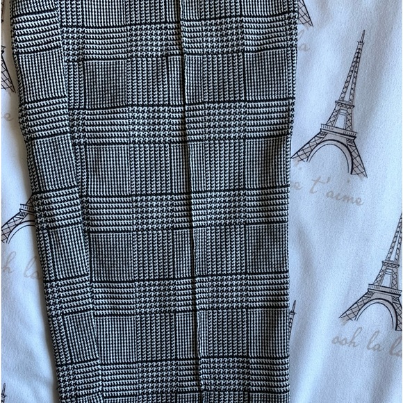 BLACK AND WHITE PLAID TIGHT CAPRIS - Picture 5 of 6